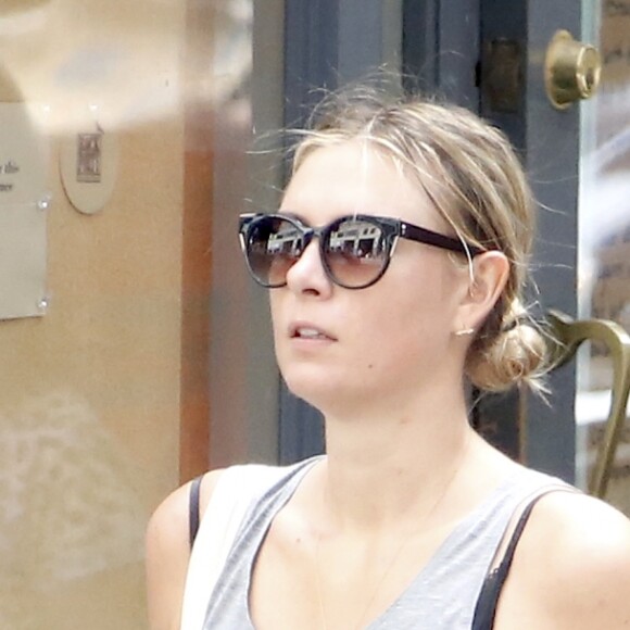 Maria Sharapova se promène avec un ami dans le quartier de Soho à New York City, New York le 11 septembre 2016.