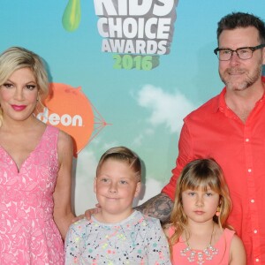 Tori Spelling, Dean McDermott et leurs enfants Liam Aaron et Stella Doreen - People à la soirée "Kids' Choice Awards" au Forum à Inglewood. Le 12 mars 2016