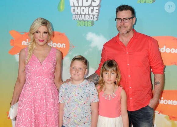 Tori Spelling, Dean McDermott et leurs enfants Liam Aaron et Stella Doreen - People à la soirée "Kids' Choice Awards" au Forum à Inglewood. Le 12 mars 2016