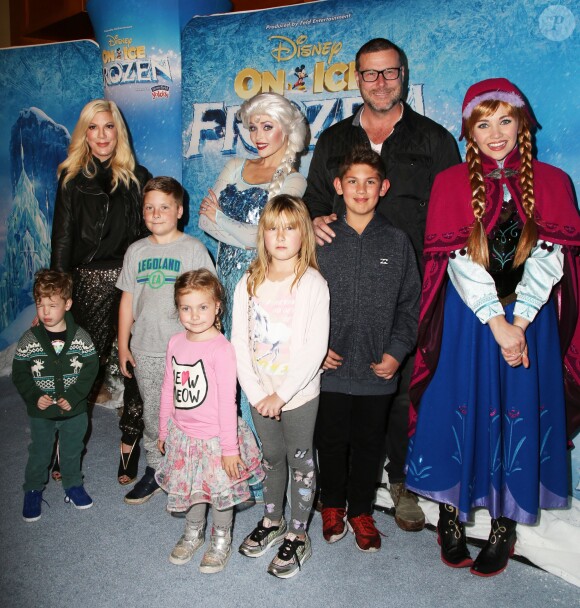 Finn McDermott, sa femme Tori Spelling et leurs enfants Liam McDermott, Dean McDermott, Hattie McDermott, Stella McDermott et guest lors de première de "Frozen" de Disney On Ice à Los Angeles, le 10 décembre 2015.