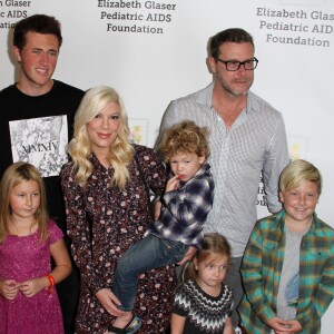 Jack Montgomery McDermott avec Tori Spelling, son mari Dean McDermott et leurs enfants Liam, Stella, Hattie et Finn à la 26ème soirée caritative "The Elizabeth Glaser Pediatric AIDS" à Los Angeles, le 25 octobre 2015 © CPA/Bestimage