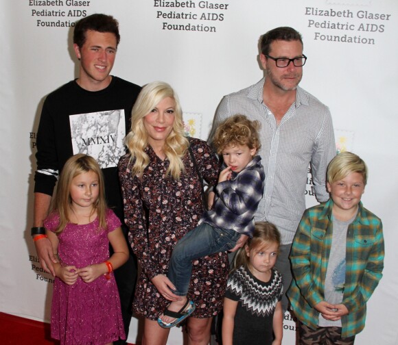 Jack Montgomery McDermott avec Tori Spelling, son mari Dean McDermott et leurs enfants Liam, Stella, Hattie et Finn à la 26ème soirée caritative "The Elizabeth Glaser Pediatric AIDS" à Los Angeles, le 25 octobre 2015 © CPA/Bestimage