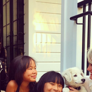 Johnny Hallyday et Laeticia avec leurs filles, Jade et Joy, devant leur maison de Pacific Palisades à Los Angeles, le 2 octobre 2016.