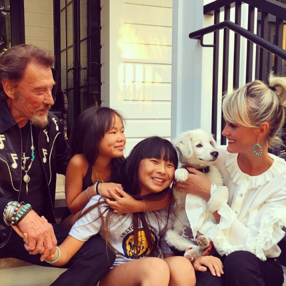 Johnny Hallyday et Laeticia avec leurs filles, Jade et Joy, devant leur maison de Pacific Palisades à Los Angeles, le 2 octobre 2016.