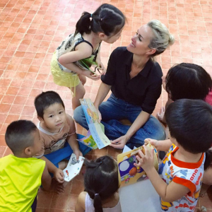 Laeticia Hallyday à la Maison Chance qui reçoit le soutien de son association La Bonne Etoile, à Hô-Chi-Minh-Ville au Vietnam, décembre 2015. Photo de Yaël Abrot.