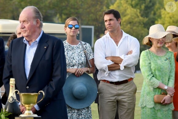 Le roi Juan Carlos Ier d'Espagne, le prince Louis Alphonse de Bourbon et son épouse Maria Margarita lors de la finale du tournoi de polo de Sotogrande le 28 août 2016.