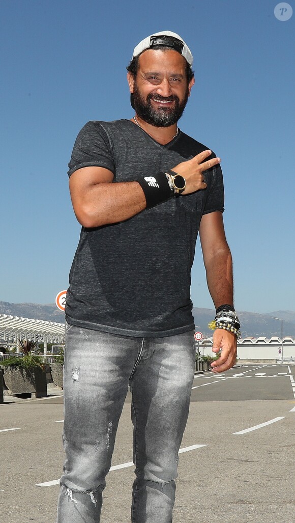 Exclusif - Fini les vacances pour Cyril Hanouna, très aminci, qui arrive à l'aéroport de Nice pour prendre un avion pour Paris. Le 24 août 2016