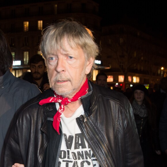 Le chanteur Renaud (Renaud Séchan) participe à un rassemblement spontané en hommage aux victimes des attentats de Charlie Hebdo Place de la République, à Paris, le 7 janvier 2016