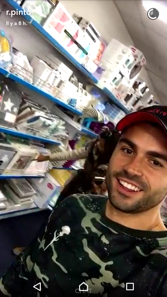 Ricardo et Nehuda des "Anges 8" dans une boutique pour bébé, sur Snapchat, lundi 10 octobre 2016