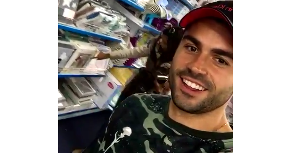 Ricardo et Nehuda des Anges 8 dans une boutique pour bébé ...