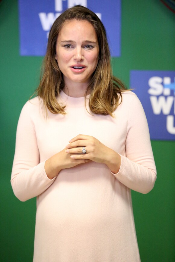 Natalie Portman, enceinte, vient soutenir Hillary Clinton et son parti au Northeast Philadelphia Coordinated Campaign Office de Philadelphie, le 10 octobre 2016.