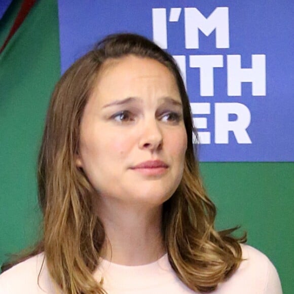 Natalie Portman, enceinte, vient soutenir Hillary Clinton à Philadelphie, le 10 octobre 2016.