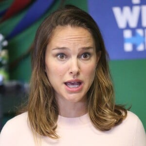 Natalie Portman, enceinte, vient soutenir Hillary Clinton et son parti au Northeast Philadelphia Coordinated Campaign Office de Philadelphie, le 10 octobre 2016.