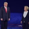 Hillary Clinton face à Donald J. Trump lors du 2e débat présidentiel à la Washington University de St. Louis, le 8 octobre 2016.