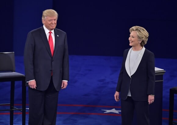 Hillary Clinton face à Donald J. Trump lors du 2e débat présidentiel à la Washington University de St. Louis, le 8 octobre 2016.