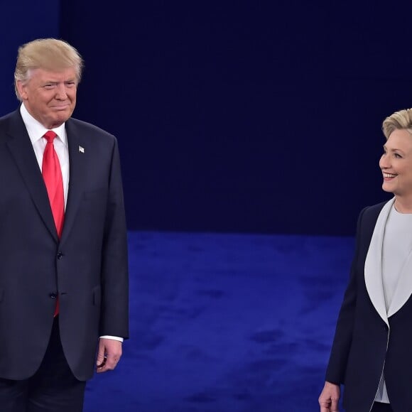 Hillary Clinton face à Donald J. Trump lors du 2e débat présidentiel à la Washington University de St. Louis, le 8 octobre 2016.