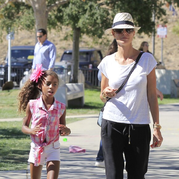 Exclusif - Heidi Klum emmène sa fille Lou Samuel à la fête foraine à Los Angeles, le 10 octobre 2016