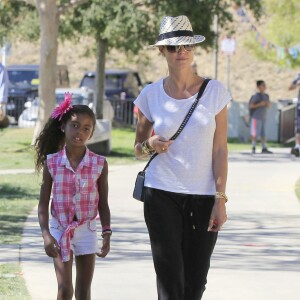 Exclusif - Heidi Klum emmène sa fille Lou Samuel à la fête foraine à Los Angeles, le 10 octobre 2016