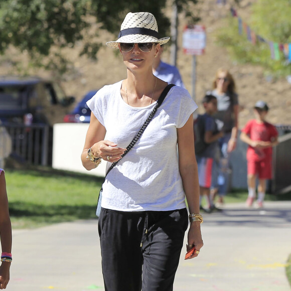 Exclusif - Heidi Klum emmène sa fille Lou Samuel à la fête foraine à Los Angeles, le 10 octobre 2016