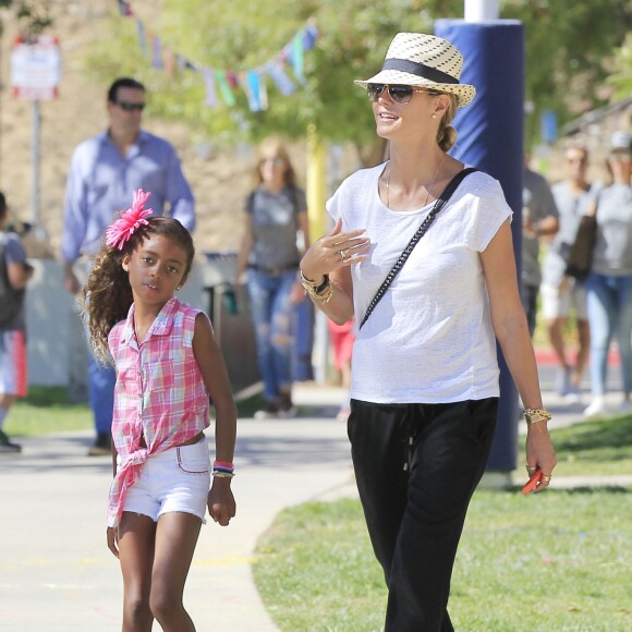 Exclusif - Heidi Klum emmène sa fille Lou Samuel à la fête foraine à Los Angeles, le 10 octobre 2016