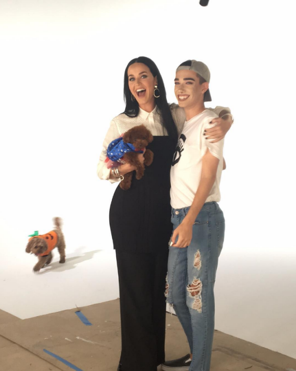 Katy Perry présente le premier ambassadeur de la marque de cosmétiques CoverGirl : James Charles. Le 11 octobre 2016.