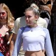 Exclusif - Miley Cyrus fait du shopping avec des amis dans les rues de Los Angeles. Le 9 septembre 2016