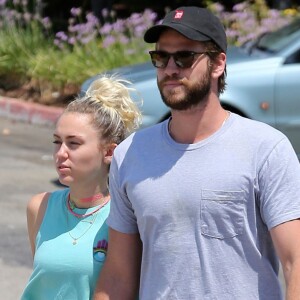 Exclusif - Miley Cyrus et son compagnon Liam Hemsworth sont allés déjeuner en amoureux à Los Angeles, le 26 août 2016