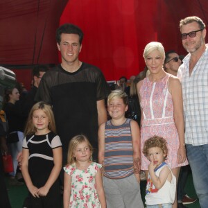 Jack Montgomery McDermott, Tori Spelling, Dean McDermott et leurs enfants Stella Doreen, Finn Davey, Hattie Margaret et Liam Aaron McDermott à la Première du film "Snoopy et les Peanuts" à Westwood. Le 1er novembre 2015