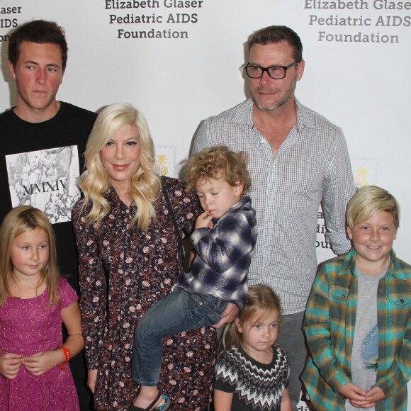 Jack Montgomery McDermott, Tori Spelling, Dean McDermott et leurs enfants Stella Doreen, Finn Davey, Hattie Margaret et Liam Aaron McDermott à la 26ème soirée caritative «The Elizabeth Glaser Pediatric AIDS» à Los Angeles. Le 25 octobre 2015