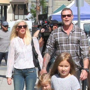 Tori Spelling, son mari Dean McDermott et leurs enfants Liam, Stella, Hattie et Finn font du shopping au Farmers Market à Studio City, le 23 août 2015.