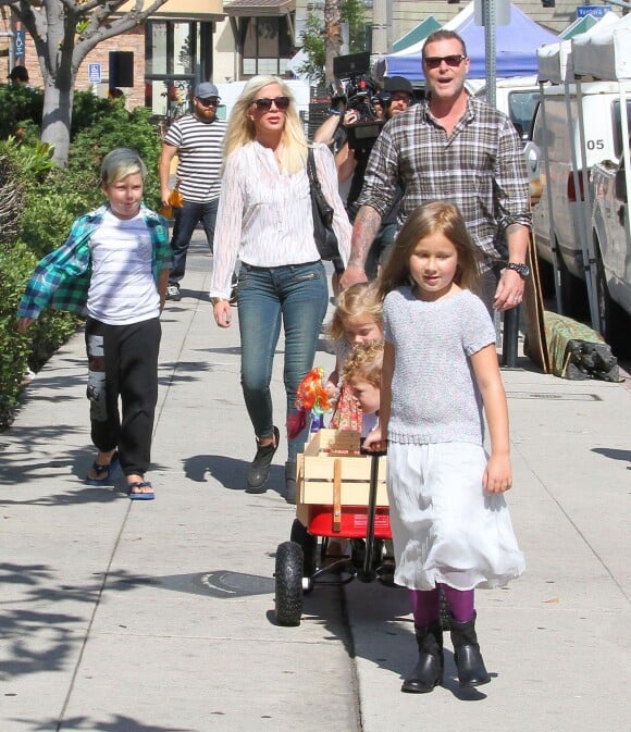 Tori Spelling, son mari Dean McDermott et leurs enfants Liam, Stella, Hattie et Finn font du shopping au Farmers Market à Studio City, le 23 août 2015.