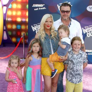 Tori Spelling avec son mari Dean McDermott et leurs enfants Finn, Stella, Hattie et Liam à l'Avant-première du film "Inside Out" à Hollywood, le 8 juin 2015.