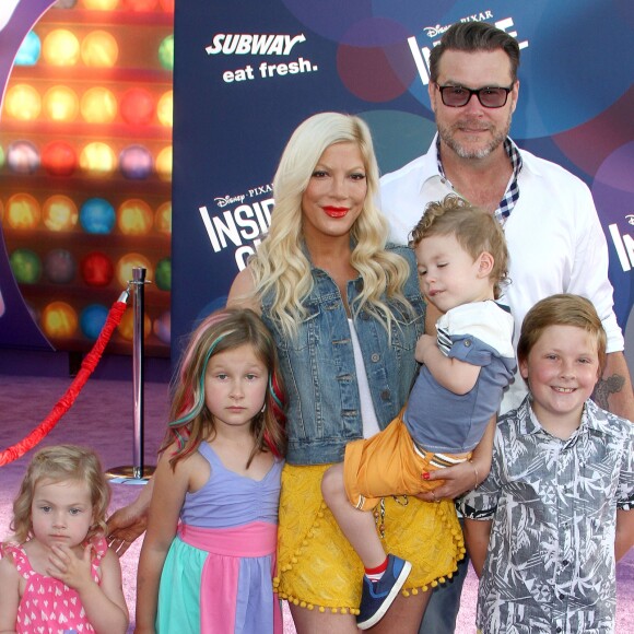 Tori Spelling avec son mari Dean McDermott et leurs enfants Finn, Stella, Hattie et Liam à l'Avant-première du film "Inside Out" à Hollywood, le 8 juin 2015.