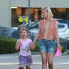 Exclusif - Tori Spelling, qui porte d'étranges bleus à son bras droit, est allée faire des courses au supermarché Target avec sa fille Stella à Woodland Hills. Le 16 février 2015
