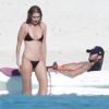 Exclusif - Gigi Hadid et son petit ami Zayn Malik (One Direction) en vacances à Tahiti. Le couple a profité du soleil et fait du canoë-kayak. Zayn a enlevé son short de bain orange et a passé une partie de la journée en caleçon! Le 18 août 2016