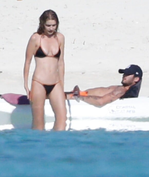 Exclusif - Gigi Hadid et son petit ami Zayn Malik (One Direction) en vacances à Tahiti. Le couple a profité du soleil et fait du canoë-kayak. Zayn a enlevé son short de bain orange et a passé une partie de la journée en caleçon! Le 18 août 2016