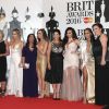Perrie Edwards, Jade Thirlwall, Jesy Nelson et Leigh-Anne Pinnock du groupe Little Mix avec leurs mères Photocall à la Cérémonie des BRIT Awards 2016 à l'O2 Arena à Londres, le 24 février 2016.
