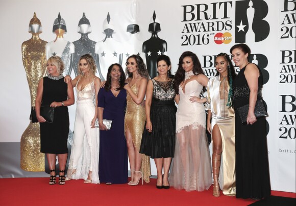 Perrie Edwards, Jade Thirlwall, Jesy Nelson et Leigh-Anne Pinnock du groupe Little Mix avec leurs mères Photocall à la Cérémonie des BRIT Awards 2016 à l'O2 Arena à Londres, le 24 février 2016.