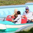 Gwen Stefani passe la journée à Disneyland avec ses enfants Kingston, Zuma et Apollo Rossdale ainsi que son nouveau petit-ami Blake Shelton, le 12 octobre 2016 à Los Angeles.