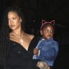 Rihanna qui porte sa nièce Majesty dans ses bras se promènent à New York le 7 octobre 2016.