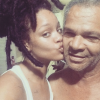 Rihanna partage un tendre câlin avec son papa Ronald Fenty à la Barbade.

