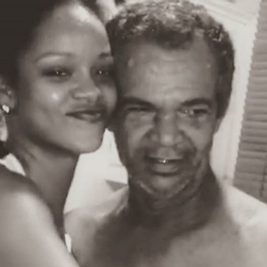 Rihanna partage un tendre câlin avec son papa Ronald Fenty à la Barbade.
