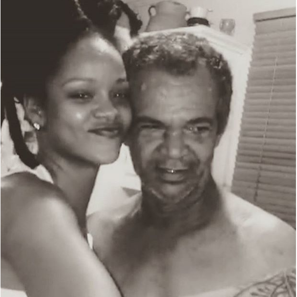 Rihanna partage un tendre câlin avec son papa Ronald Fenty à la Barbade.
