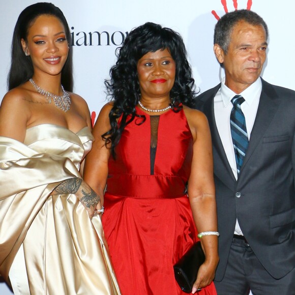 Rihanna avec sa mère Monica Braithwaite et son père Ronald Fenty lors de de la 2ème édition du "Diamond Ball " à Santa Monica le 10 décembre 2015.