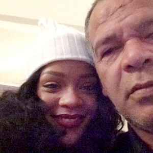 Rihanna vient rendre visite à son père Ronald Fenty lors de sa cure de désintoxication.