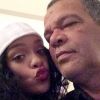 Rihanna vient rendre visite à son père Ronald Fenty lors de sa cure de désintoxication.