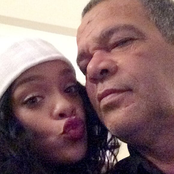 Rihanna vient rendre visite à son père Ronald Fenty lors de sa cure de désintoxication.