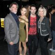 Matt Lattanzi (ancien mari de Olivia Newton-John), Chloe Lattanzi et son compagnon James Driskill, Olivia Newton-John à la Première du film "Syfy's 'Dead 7" à Los Angeles le 1er avril 2016.
