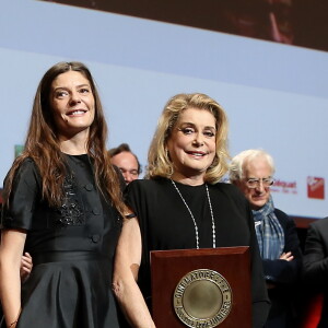 Chiara Mastroianni et Catherine Deneuve lors de la remise du Prix Lumière 2016 à Catherine Deneuve durant le 8ème Festival Lumière à Lyon, le 14 octobre 2016