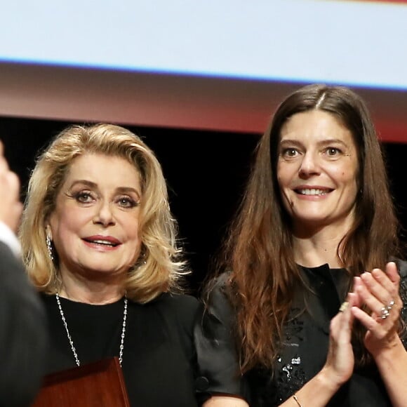 Catherine Deneuve et Chiara Mastroianni lors de la remise du Prix Lumière 2016 à Catherine Deneuve durant le 8ème Festival Lumière à Lyon, le 14 octobre 2016